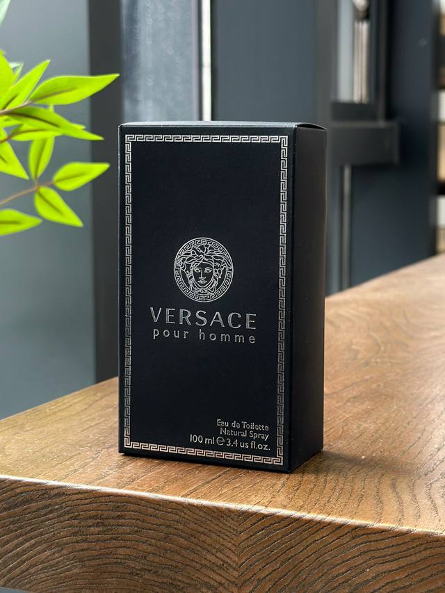 原单品质 名不虛传范思哲 同名经典 Versace pour Homme斩女香闻起来犹如地中海阳光的味道！热情又充满活力男朋友的味道，女生都超爱的一款香～令人醒