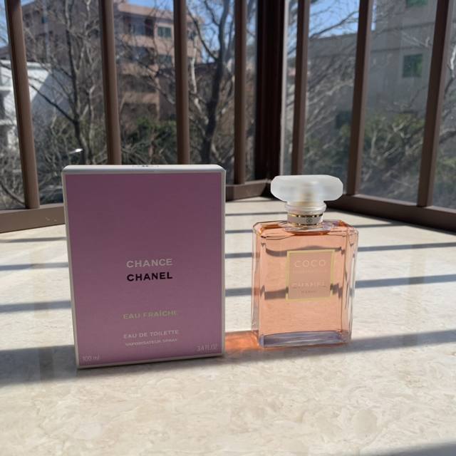原单品质 Chanel香奈儿邂逅粉色系列 100Ml～超爱 用香奈儿自己的话来说：“这就是我要的，一种截然不同于以往的香水，一种女人的香水。”香奈儿粉邂逅淡香水