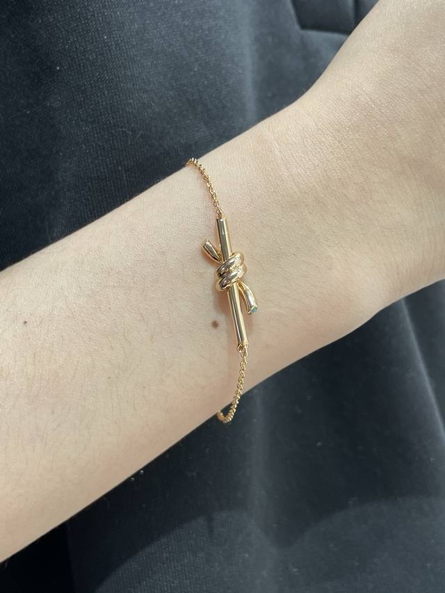 V金材质 Zp开版，蒂芙尼Cnc光金T绳结手链相互缠绕的末端，是情感联系的有力象征。优雅气质款，性价比超高 市面最高版本。做工细腻到位 有图有真相看实拍。