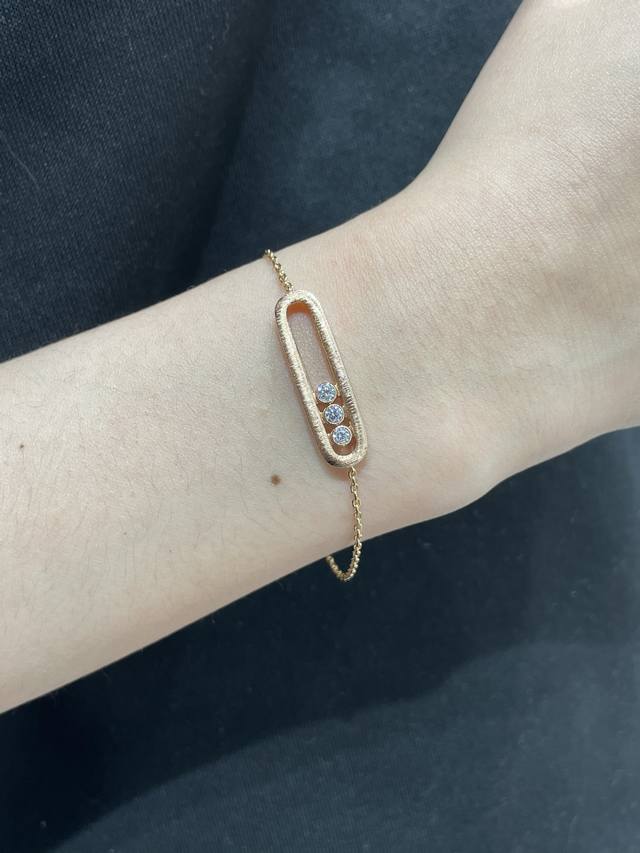 V金材质 梅西卡三钻雕纹手链，最经典的Move系列转动手链，它有三颗可以滑动的钻石，还有着很美好的寓意，代表着“无论过去，今天亦或未来，爱永远都在”。