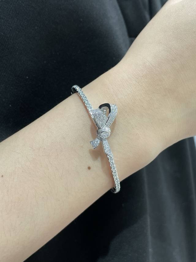 V金材质 格拉夫单边蝴蝶手镯珠宝采用最顶尖的 锆石 栩栩如生，精工的切割高端定制镶嵌高碳钻 Bling Bling 雍容的设计，奢华高贵，佩戴舒适 大方漂亮