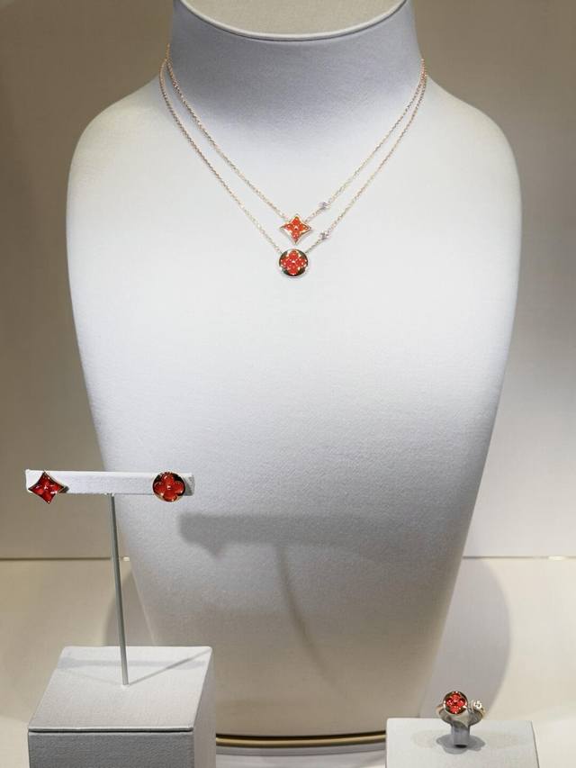 我们出品 ，Lv新年限量款耳钉，可订做真金真钻，只做对版Zp真金货，pk市面各种金货量大咨询客Fu Color Blossom Sun 耳钉以瞩目格调演绎 Ge