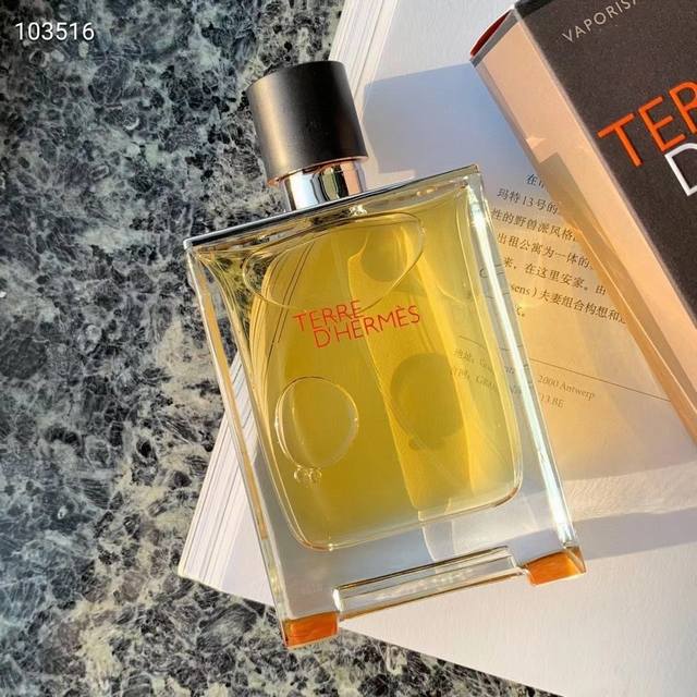 原单品质 用一句话说：好男人闻起来就该是这样！ 给人的感觉就好像在空旷的旷野上，风、阳光、夹杂着沙尘，泥土，林地的味道。不是年幼不羁的霸道，而是成熟男人的霸气。