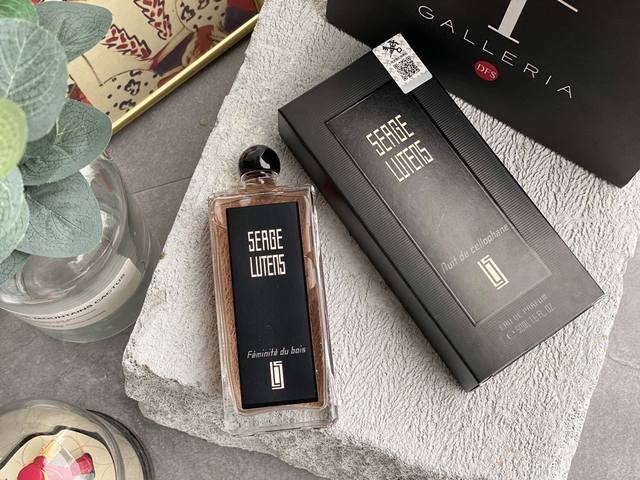 原单品质 八月夜桂花！非常类似我们记忆中的桂花，只是加入了清甜的茉莉和果香来作为点缀，整体来看，恬静细腻清甜可人！ 前调：花香调 中调：橘子 桂花 茉莉 绿叶果