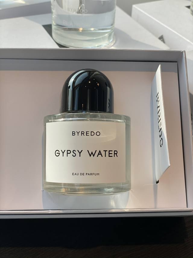 原单品质 5流浪之歌 吉普赛之水也被称为流浪者之歌，前调是一种非常调皮的酸酸的柠檬味道，莺尾根给人的那种迷离的粉质感，仿佛空气中飘渺的尘埃，到了后面则是檀香木唱