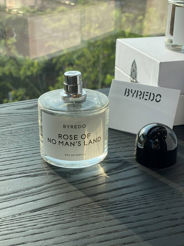 原单品质 6无人区玫瑰一闻就上瘾 前调里闻到了一丝皂感，慢慢的有玫瑰的气味绽放，玫瑰本就带刺，柔美和尖镜浑然天成，又是无人区的玫瑰，显得遗世独立！在强烈的压抑中