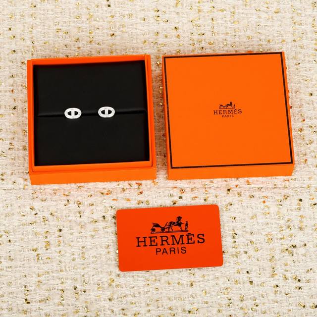 我们出品 爱马仕猪鼻子耳钉 ，可订做18K真金真钻版，只做对版真金货，价询客Fu 明星、网红、名媛都难以抗拒！ 酷劲十足的经典标志 古今中外时尚浪尖上的不败元素