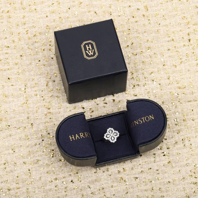 我们出品 Loop戒指 ，可订做18K真金真钻版，只做对版真金货，价询客Fu Hw家的Diamond Loop花园系列，Loop系列珠宝设计取材于品牌最具传奇色