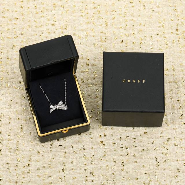 我们出品 格拉芙蝴蝶结项链，可订做真金真钻，只做对版Zp真金货，pk市面各种金货量大咨询客Fu Tilda‘S Bow系列密镶钻石白金项链，以灵动活泼的方式演绎