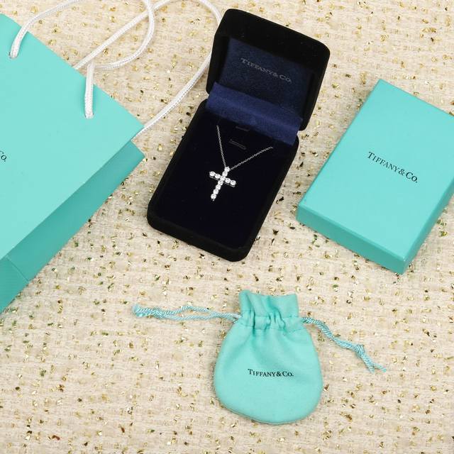 我们出品 蒂芙尼十字架项链，可订做18K真金真钻版，只做对版真金货，价询客Fu 简约，时尚，大气，非常适合双层搭配。通体采用925银，保色程度更久。