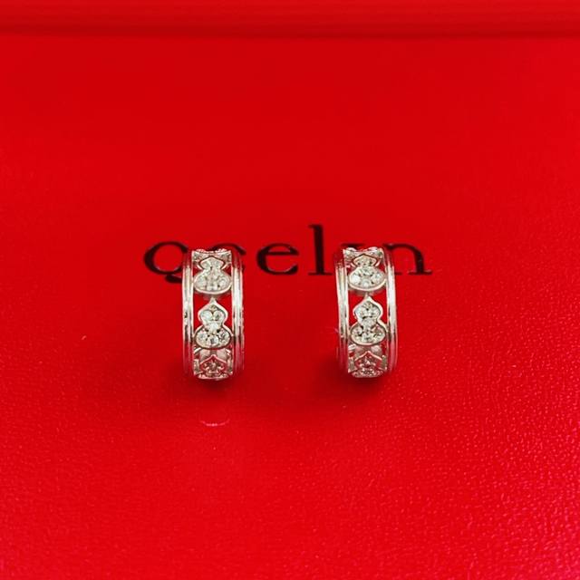 麒麟Qeelin 最新款银色白镶钻葫芦耳钉 一致Zp黄铜材质，非常的上镜设计很特别值得入手高级手工坊系列