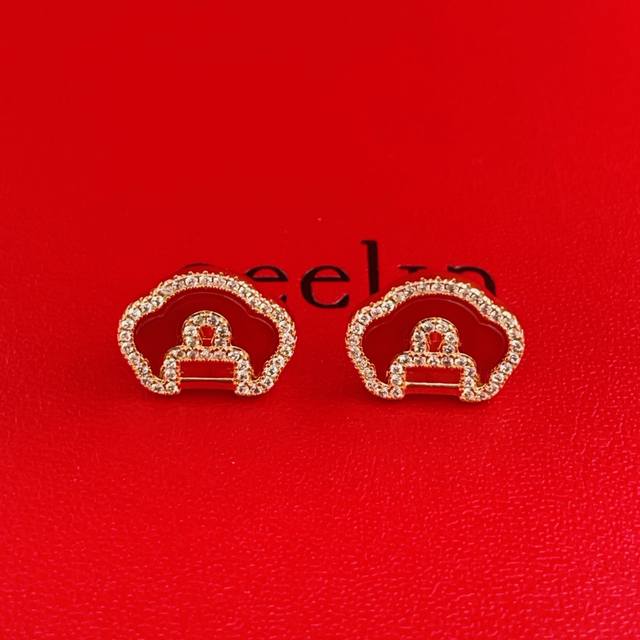 麒麟Qeelin 最新款红色平安锁玫瑰金耳钉 一致Zp黄铜材质，非常的上镜设计很特别值得入手高级手工坊系列