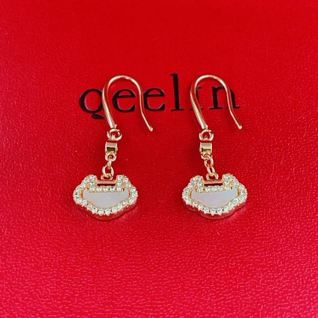 麒麟Qeelin 最新款白色平安锁玫瑰金耳环 一致Zp黄铜材质，非常的上镜设计很特别值得入手高级手工坊系列