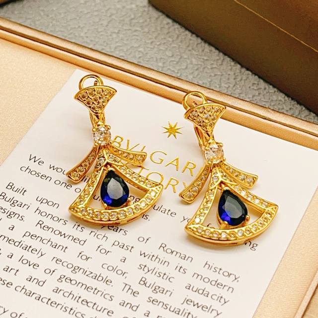 宝格丽Bvlgari最新款蓝色吊钻裙子金耳钉 一致Zp黄铜材质，非常的上镜设计很特别值得入手高级手工坊系列