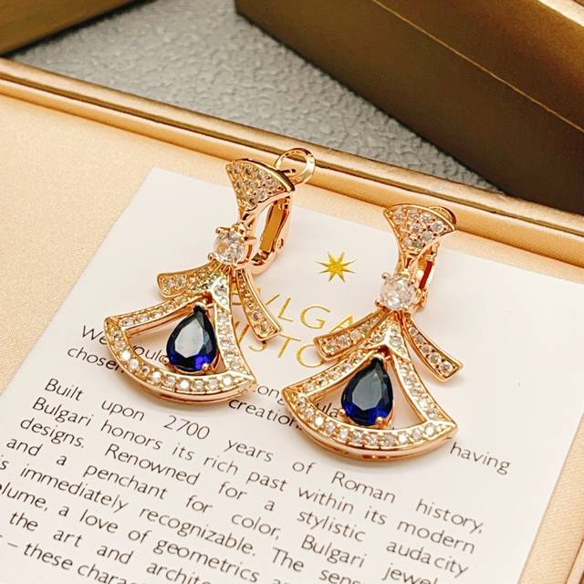 宝格丽Bvlgari最新款蓝色吊钻裙子玫瑰金耳钉 一致Zp黄铜材质，非常的上镜设计很特别值得入手高级手工坊系列