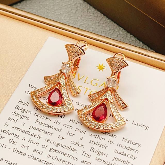 宝格丽Bvlgari最新款红色吊钻裙子玫瑰金耳钉 一致Zp黄铜材质，非常的上镜设计很特别值得入手高级手工坊系列