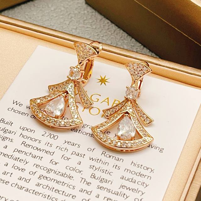 宝格丽Bvlgari最新款白色吊钻裙子玫瑰金耳钉 一致Zp黄铜材质，非常的上镜设计很特别值得入手高级手工坊系列