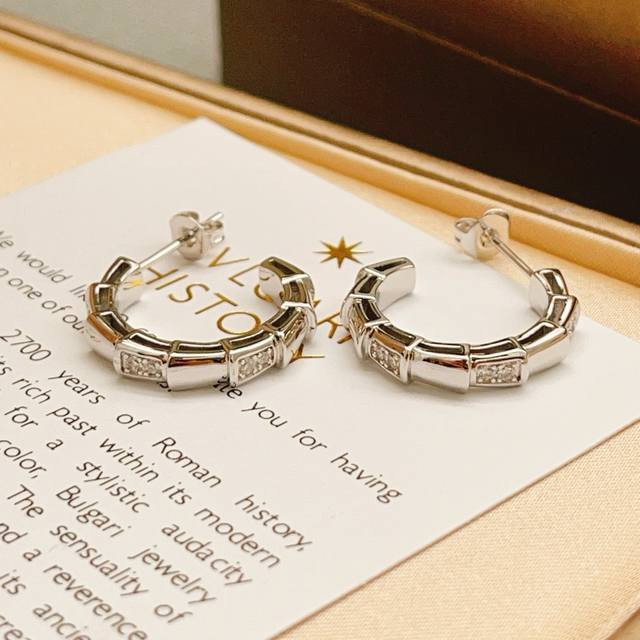 宝格丽Bvlgari最新款银色镶砧蛇骨耳钉 一致Zp黄铜材质，非常的上镜设计很特别值得入手高级手工坊系列