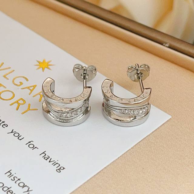 宝格丽Bvlgari最新款银色半形镶钻耳钉 一致Zp黄铜材质，非常的上镜设计很特别值得入手高级手工坊系列