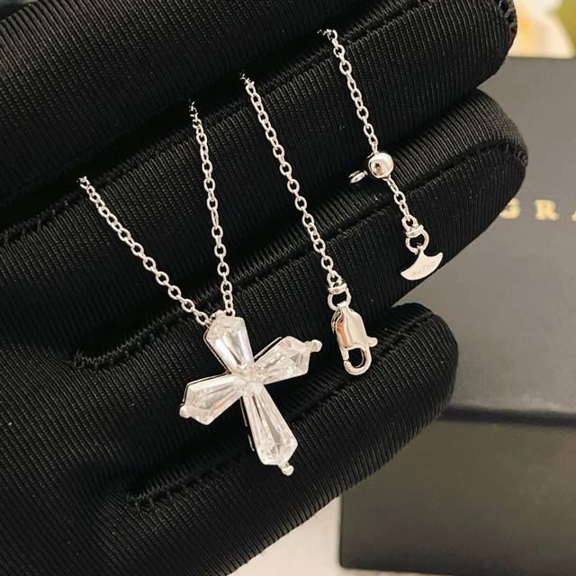 格拉芙Graff最新款银色镶钻十字项链 一致Zp黄铜材质，非常的上镜设计很特别值得入手高级手工坊系列