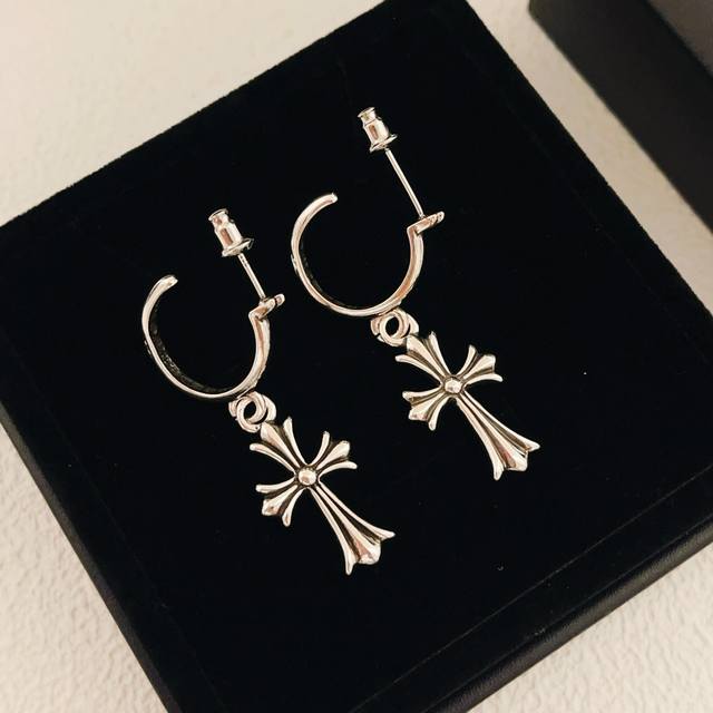 克罗心最新款银色苏流十字耳钉 一致Zp黄铜材质，非常的上镜设计很特别值得入手高级手工坊系列