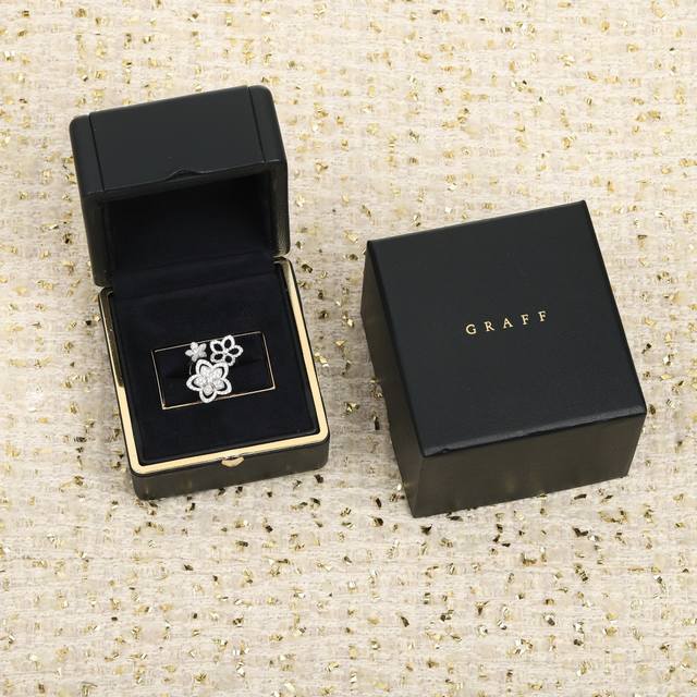我们出品 格拉芙三花戒指，可订做18K真金真钻版，只做对版真金货，价询客Fu，pk市面各种金货 Wild Flower钻石花朵轻盈优雅地盛放，洋溢生命力。每片花