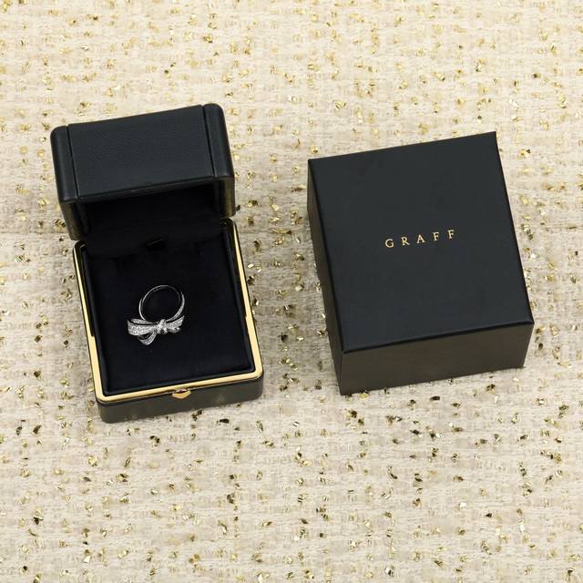 我们出品 格拉芙蝴蝶结戒指，可订做真金真钻，只做对版Zp真金货，pk市面各种金货量大咨询客Fu Tilda‘S Bow系列密镶钻石白金戒指，以灵动活泼的方式演绎