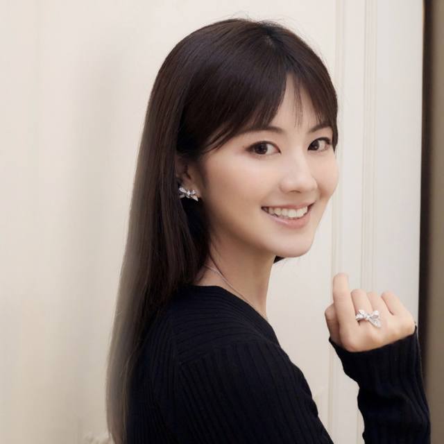 我们出品 格拉芙蝴蝶结戒指，可订做真金真钻，只做对版Zp真金货，pk市面各种金货量大咨询客Fu Tilda‘S Bow系列密镶钻石白金戒指，以灵动活泼的方式演绎