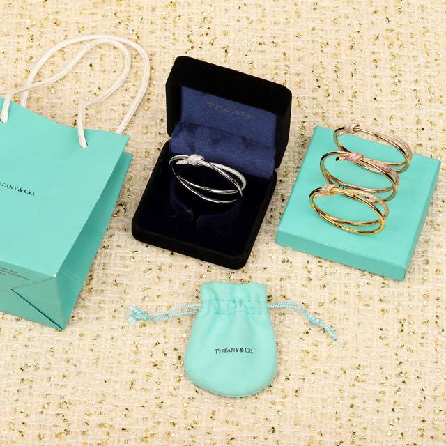 我们出品 蒂芙尼扭纹带钻手镯，只做对版的可以订制真金真钻，量大咨询客Fu Knot 系列标志性设计中相互缠绕的末端，是情感联系的有力象征。所有 Tiffany