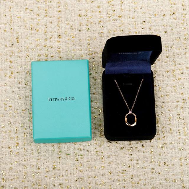 我们出品 蒂芙尼Lock单钻项链，可订做真金真钻，只做对版Zp真金货，pk市面各种金货量大咨询客Fu 项链以粉色蓝宝石为主石。粉色蓝宝石在自然界中尤为珍罕，粉色