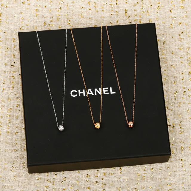 我们出品 香奈儿Coco小金豆项链 ，可订做18K真金真钻版，只做对版真金货，价询客Fu 受绗缝图案启发的系列，这是自1955年以来众议院的标志。摩登又率直，个
