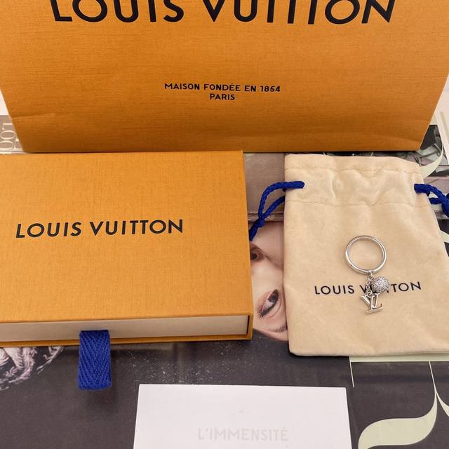 我们出品 Lv绿吊钻球戒指 Z 3250，量大咨询客Fu26年早春新款，现货爆火系列！绝美一眼心动！强烈推荐！S-M-L三个尺寸！美到心巴上了太太太爱啦！简单又