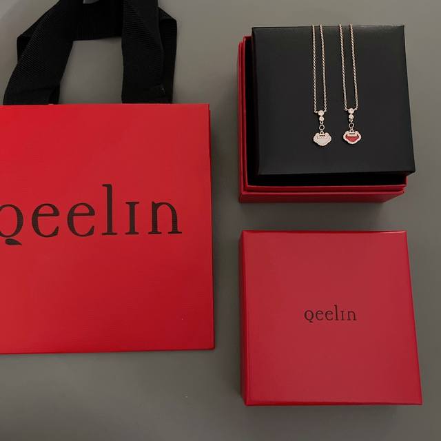 我们出品 新年红系列-麒麟Q两钻吊如意项链 Z 13700，购入珠宝类Z开发的，可订做真金真钻版，只做对版真金货！红玉髓跟白贝母两个颜色，我们纯银精工版！太太太