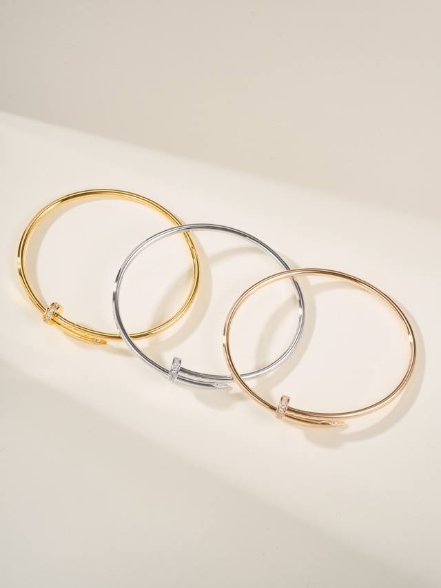 卡地亚头尾钻钉子细版钉子手镯，新款窄款钉子手镯 叠戴搭配分享，如果你喜欢休闲风就入手宽的，秀气的猪猪女孩，就叠戴个细的. 这个跟传统宽的钉子不一样，宽的是两边掰