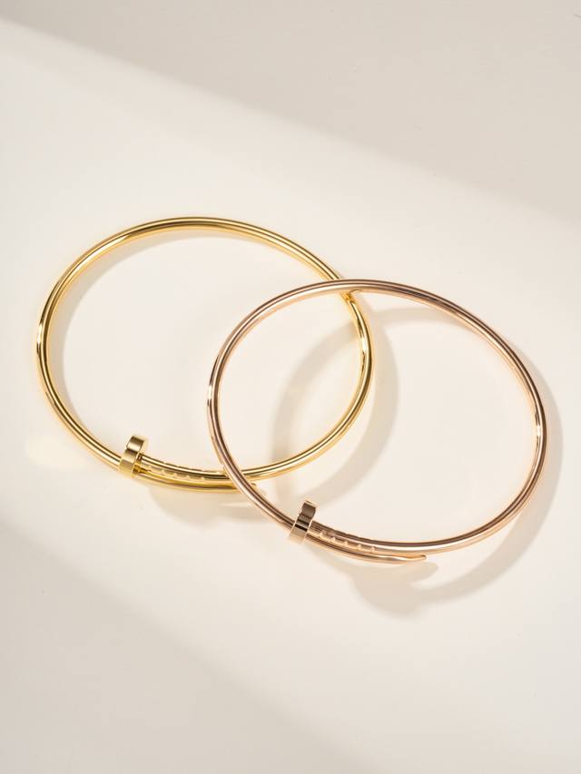 卡地亚无钻钉子细版手镯 弹力开口设计 叠戴搭配分享，如果你喜欢休闲风就入手宽的，秀气的猪猪女孩，就叠戴个细的. 这个跟传统宽的钉子不一样，宽的是两边掰开带的，而