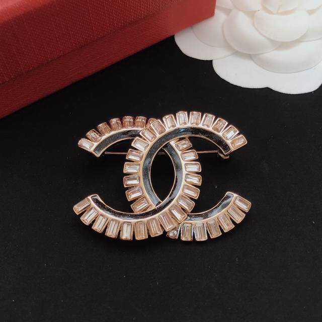 编号Xxz0223 Ch*Nel最新款黑色方钻胸针 一致Zp黄铜材质