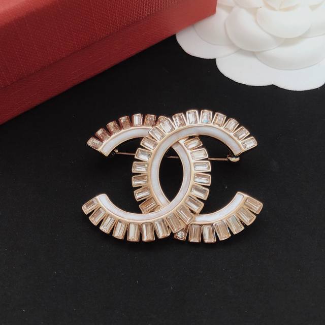 编号Xxz0222 Ch*Nel最新款白色方钻胸针 一致Zp黄铜材质