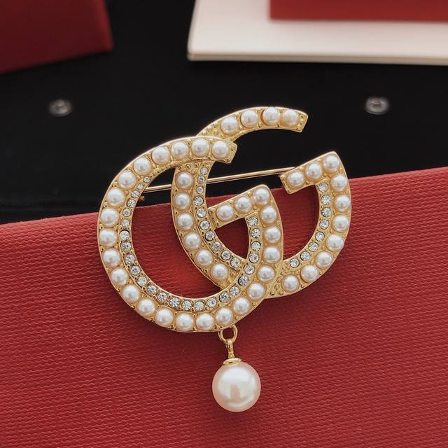 编号Gxz0036 Gucc*最新款米珠胸针 一致Zp黄铜材质