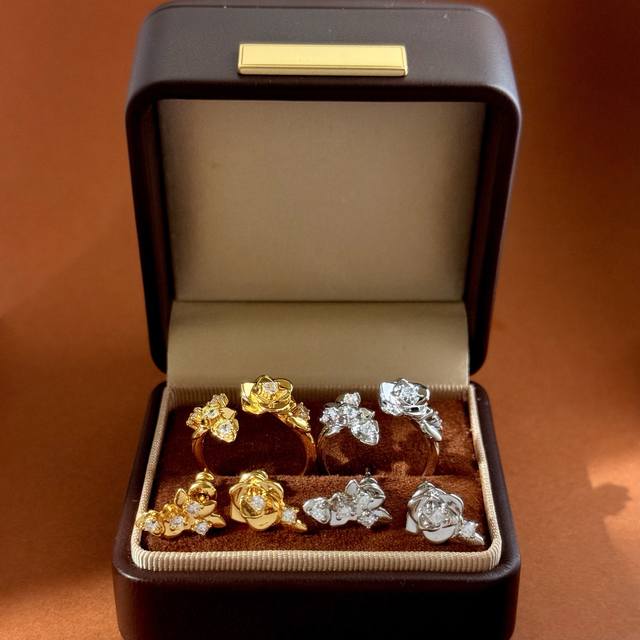 戒指p 耳钉p piaget伯爵光面金属质感立体玫瑰花朵叶子镶嵌六颗钻不对称设计开口戒指 黄铜材料电镀18K金 2个色：金色 银色 重量:戒指约3.2G 耳钉约