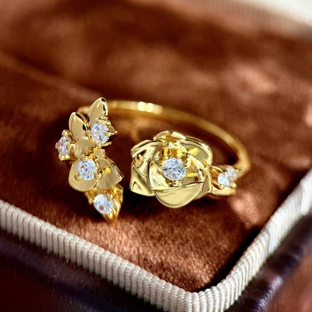 戒指 piaget伯爵光面金属质感立体玫瑰花朵叶子镶嵌六颗钻不对称设计开口戒指 黄铜材料电镀18K金 2个色：黄金色 白金色 重量:戒指约3.2G 码数:均码开