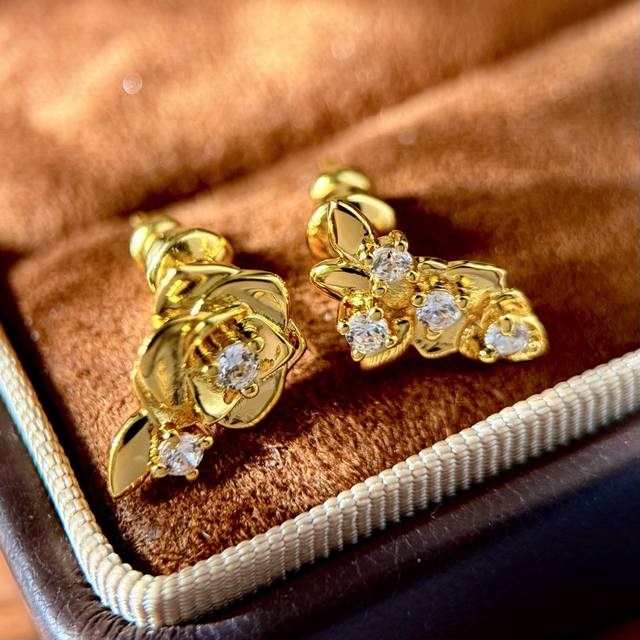 耳钉 piaget伯爵光面立体玫瑰花朵叶子镶钻不对称设计耳钉 黄铜材料电镀18K金 2个色：黄金色 白金色 重量约2.5G 尺寸约:大花0.95×1.45Cm