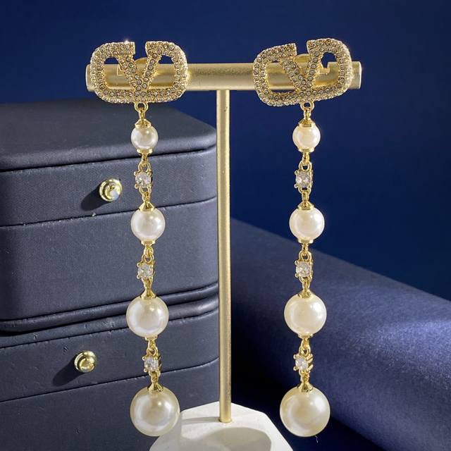 华伦天奴Valentino轻奢时尚满钻长方形V字母吊渐变大小珍珠间四爪圆钻长款耳坠耳钉 黄铜材质 重约14.25G 总长约9.2Cm V字母约2Cm*1.3Cm