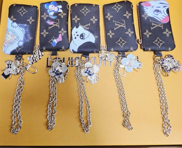 新品零钱包卡包 Louis Vuitton Lv X Tm Key pouch零钱包钥匙包 本款钥匙包身披 Monogram 以印花图案彰显艺术家的趣味笔触。通