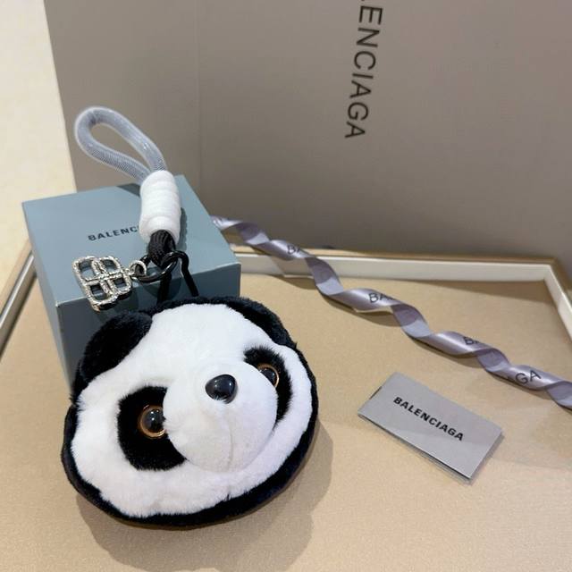 新品发布 巴黎世家包包挂饰钥匙扣 巴黎世家钥匙扣 最新款包包挂饰档次更高明星同款 经典款联名设计理念钥匙扣系列 细节对版做旧处理 非市面亮面版型 这款一直在出