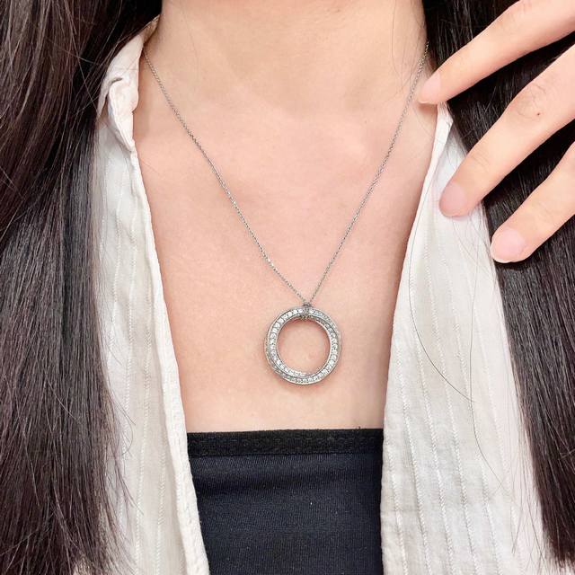 Celine 赛琳 项链 一直是简约时尚界的标杆大胆的设计 百看不厌搭配起来更Fashion .