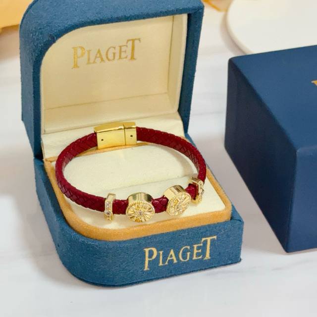 piaget伯爵手绳，高端定制版本 镶嵌钻工艺 ，V金材质 ，细节处尽显奢华。金属质感与纹理相互映衬，光线之下，熠熠生辉，体现了奢华与典雅的气质。无论是商务场合