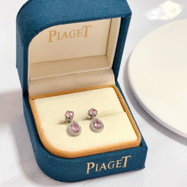 piaget伯爵耳钉 高端定制版本 镶嵌粉钻工艺 ，V金材质 ，细节处尽显奢华。金属质感与纹理相互映衬，光线之下，熠熠生辉，低调又不失奢华魅力，无论是商务场合还