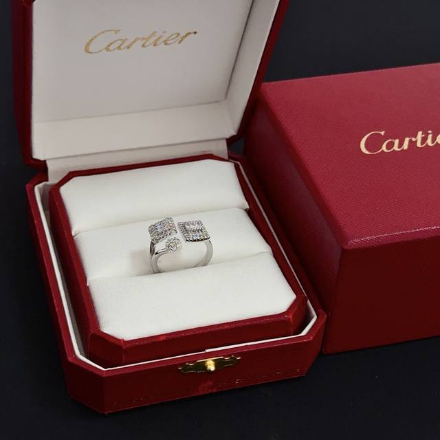 卡地亚镶钻戒指 高端定制版本 镶嵌钻工艺 V金材质 经典而时尚风格 用凌厉线条重构爱情美学！打破常规，镶嵌钻设计反而成就高级感天花板 无需浮华堆砌，爱本应纯粹如