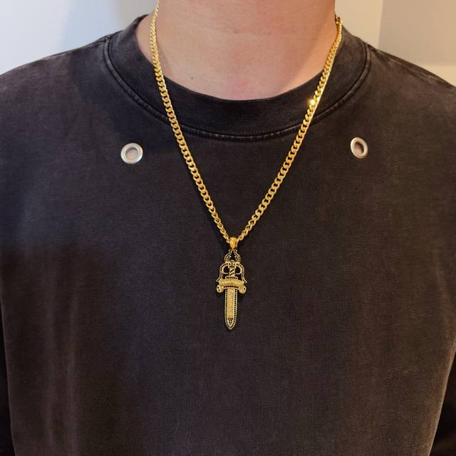 新款 专柜品质 Chrome Hearts克罗心经典项链，蓝钻宝剑吊坠 凹凸造型不同的花纹设计风格 呈现出与众不同 十字架 童军花是克罗心的志 所以更经久不衰