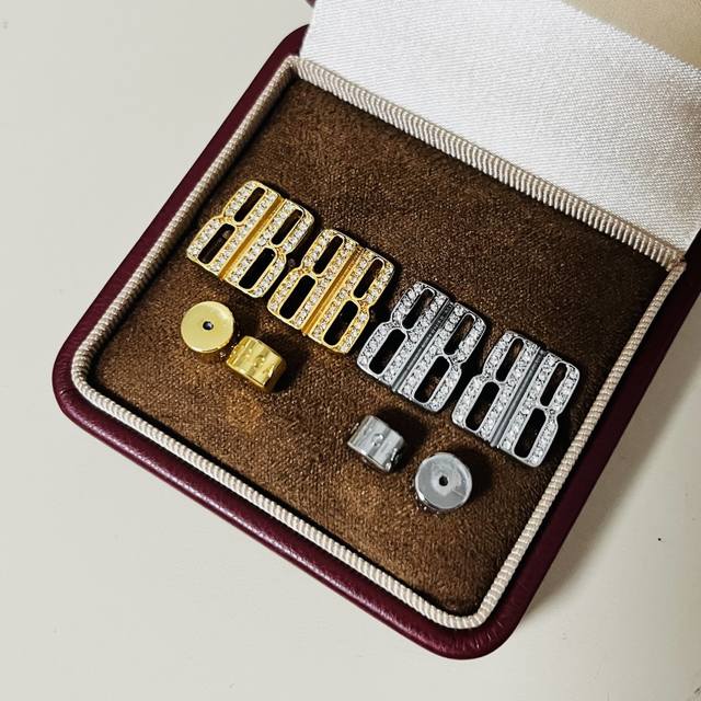 原单货新品 巴黎世家 Balenciaga 新款耳钉专柜一致黄铜材质电镀18K金 火爆款出货 设计独特 前卫 美女必备